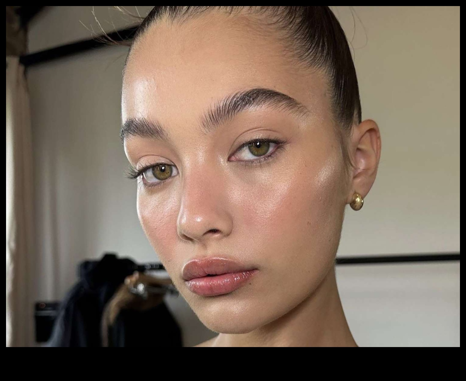 Αβίαστη γοητεία Πώς να επιτύχετε φυσικό μακιγιάζ που είναι κομψό και εκλεπτυσμένο 5 Αβίαστη γοητεία: Επαναπροσδιορίζοντας την κομψότητα με φυσικές τεχνικές μακιγιάζ