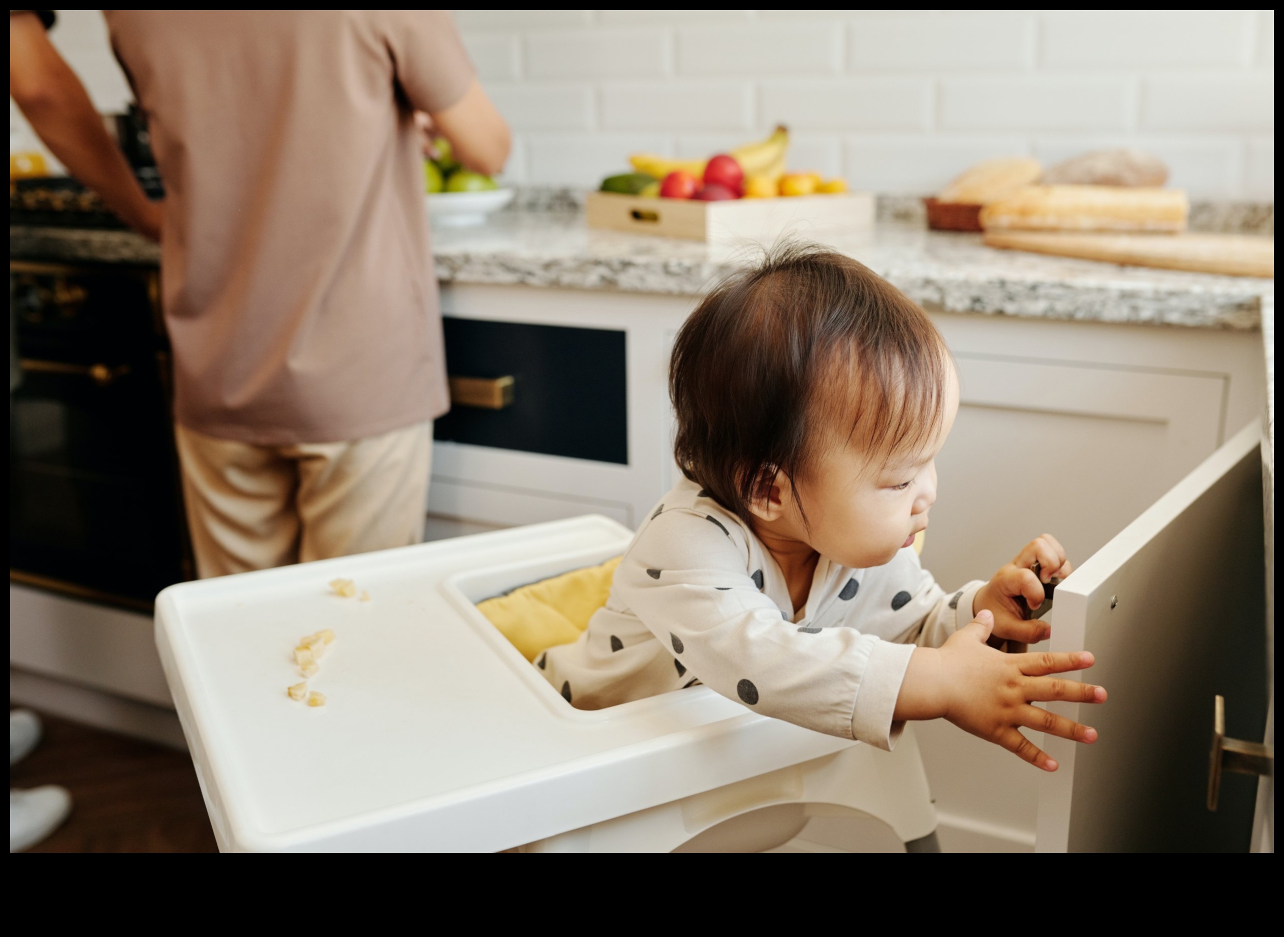 Tiny Explorers, Big Safety Οδηγός γονέων για την προστασία του σπιτιού σας από τα βρέφη 4 Tiny Explorers, Big Safety: A Parent's Guide to Babyproofing