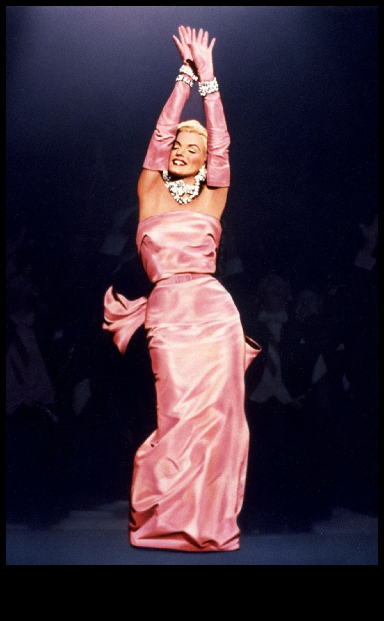 Vogue Visions Μια διαχρονική ματιά στις πιο εμβληματικές εικόνες της μόδας 2 Vogue Visions: Trendsetting Imagery in Enduring Captivating Timeless Fashion's Lens