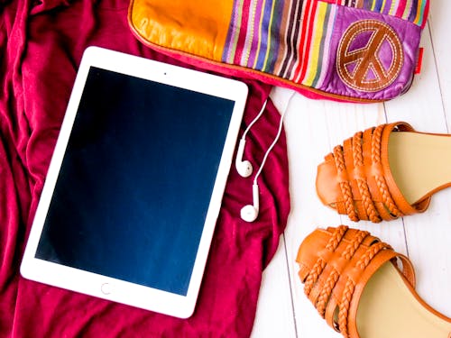 Dreamlike Landscapes Ένας οδηγός για το σουρεαλιστικό 2 Ένα ονειρικό τοπίο μιας λίμνης με βουνά σε απόσταση