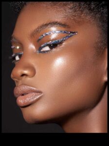 Συνδυασμός σκιών ματιών και highlighter: Βελτιώστε τα χαρακτηριστικά σας με ακρίβεια