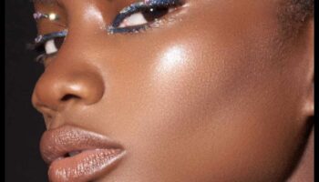 Συνδυασμός σκιών ματιών και highlighter: Βελτιώστε τα χαρακτηριστικά σας με ακρίβεια