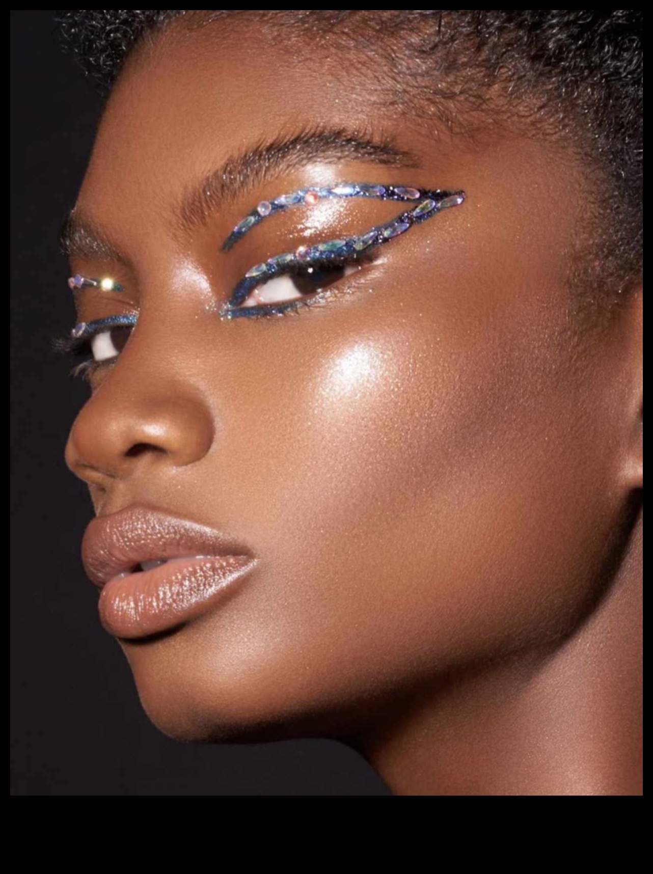 Subtlety and Sparkle Ένας οδηγός για το συνδυασμό σκιών ματιών και highlighter 1 Συνδυασμός σκιών ματιών και highlighter: Βελτιώστε τα χαρακτηριστικά σας με ακρίβεια