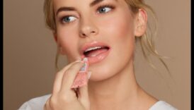 Αιχμαλωτίζοντας τη φρεσκάδα για οραθείτε να πετύχετε μια υγιή λάμψη με τακτικές φυσικού μακιγιάζ 4 Αποτύπωση φρεσκάδας: Επίτευξη υγιούς λάμψης με φυσικές τεχνικές μακιγιάζ