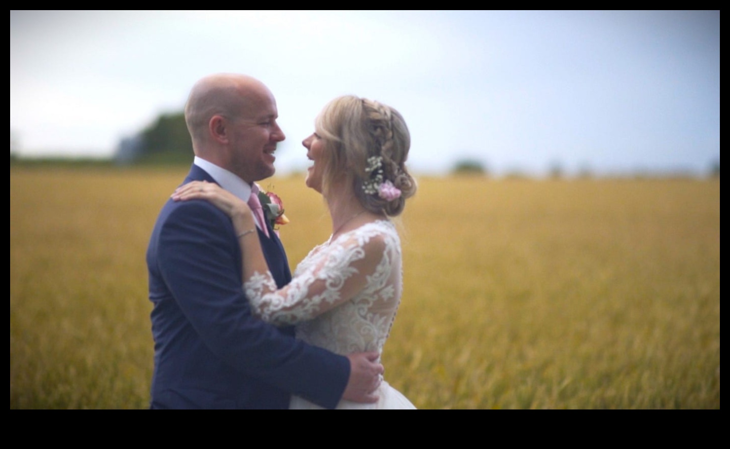 Ιδιότροποι γάμοι που αποτυπώνουν τη χαρά της αγάπης στη φωτογραφία 2 Ιδιότροποι γάμοι: Ιστορίες αγάπης που λέγονται στη φωτογραφία